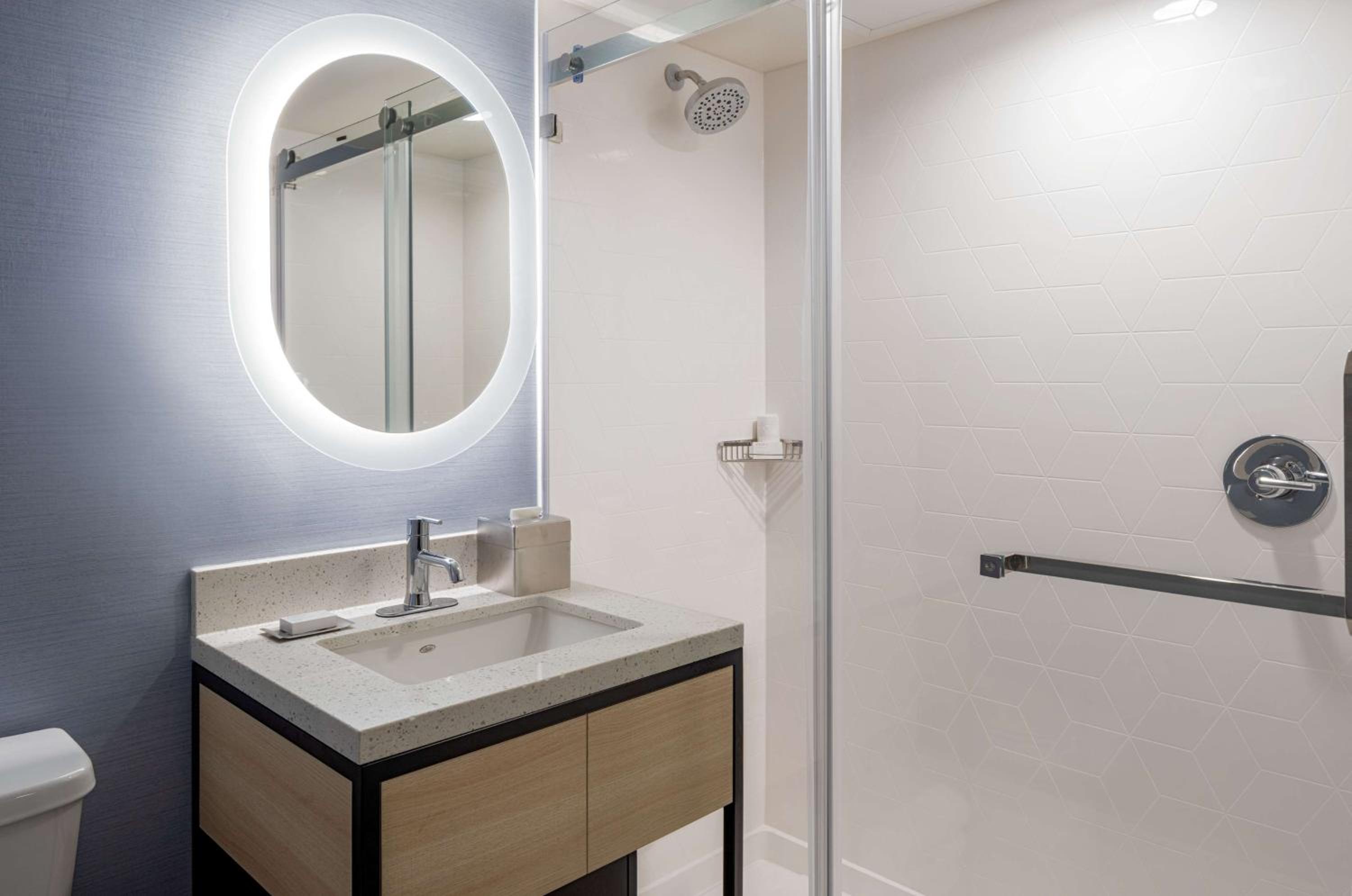 غرفة بسرير كينج مع أريكة، Hilton Garden Inn Dana Point Doheny Beach 5/6