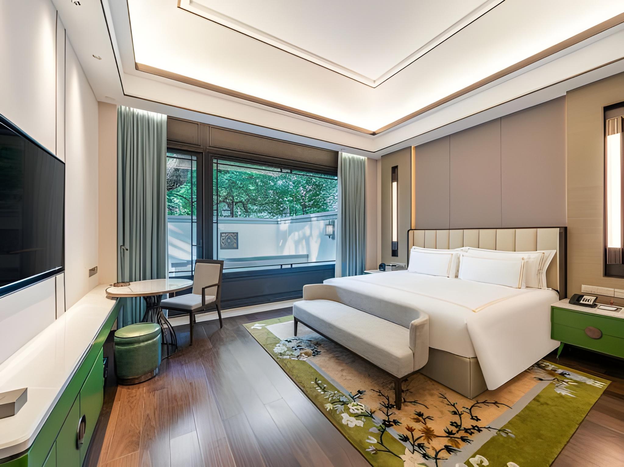 Suite, Courtyard View