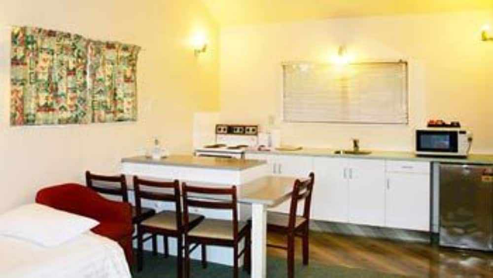 RAYLAND EPSOM MOTEL 3/36