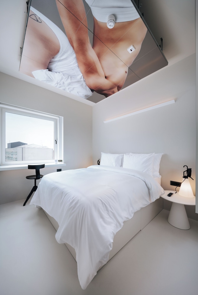 Icon, Queen Bed