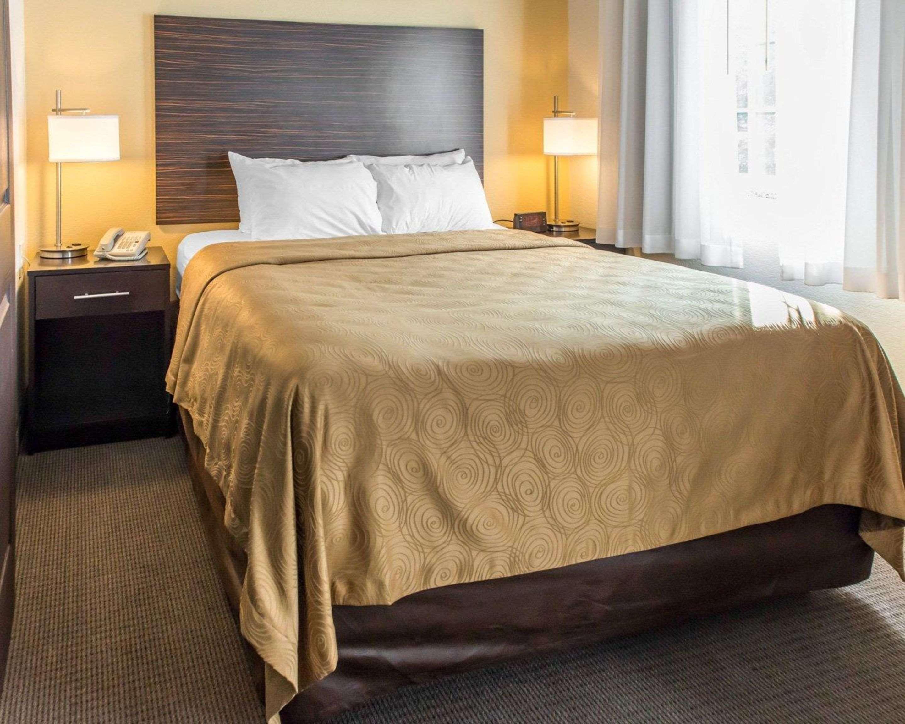 EFFICIENCY, SUITE, QUEEN BED