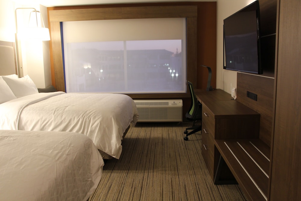 Holiday Inn Express & Suites Phoenix - Airport North 22/71