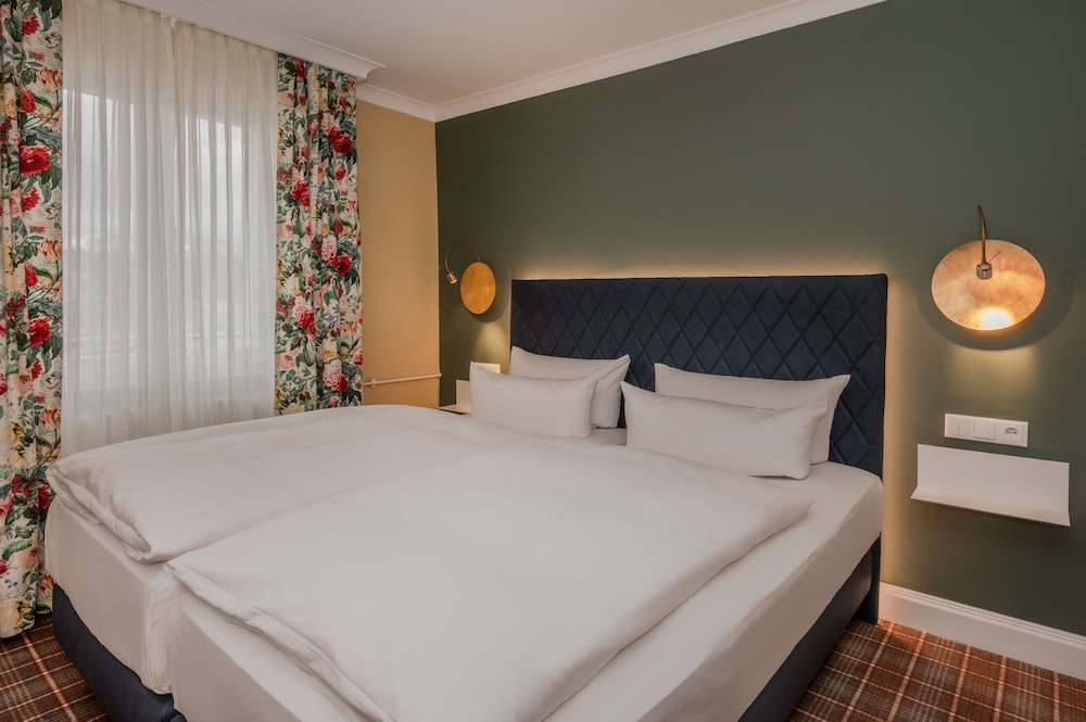 Room, Double Bed, South Side