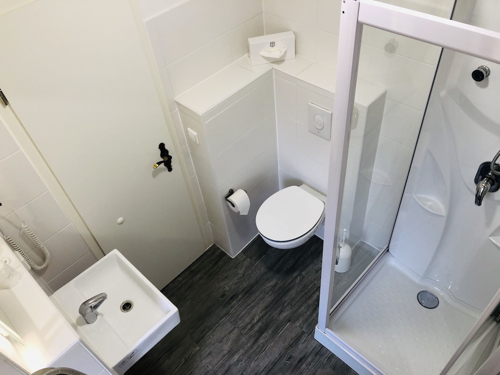 BASIC, SINGLE, SINGLE BED, COURTYARD AREA