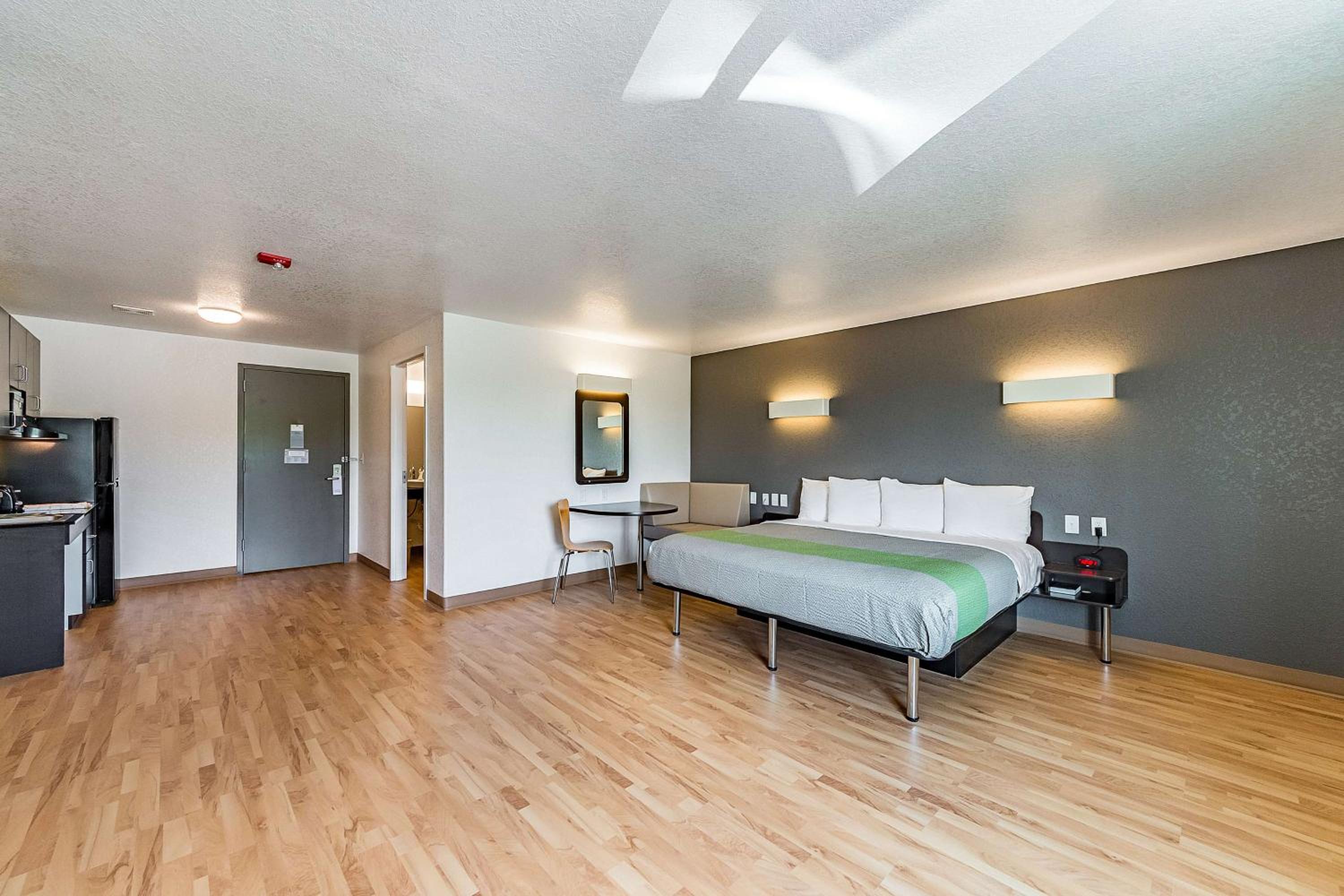DELUXE, SUITE, QUEEN BED
