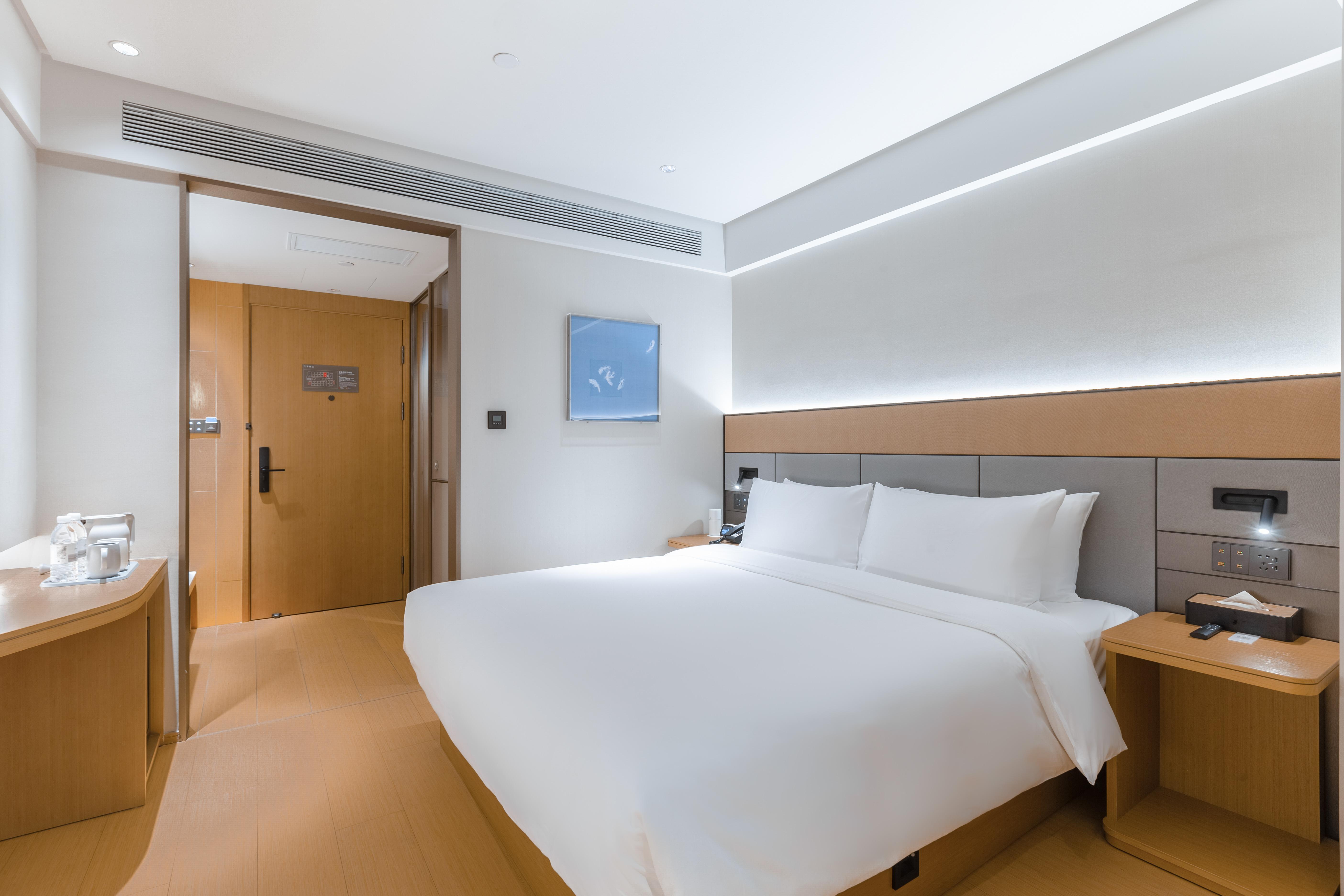 Ji Hotel (Shanghai Lujiabang Road Metro Station) 14/37