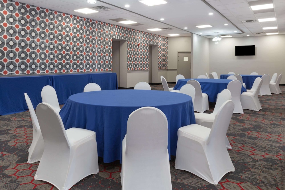 Ramada by Wyndham Hartford North / Bradley Airport 32/48