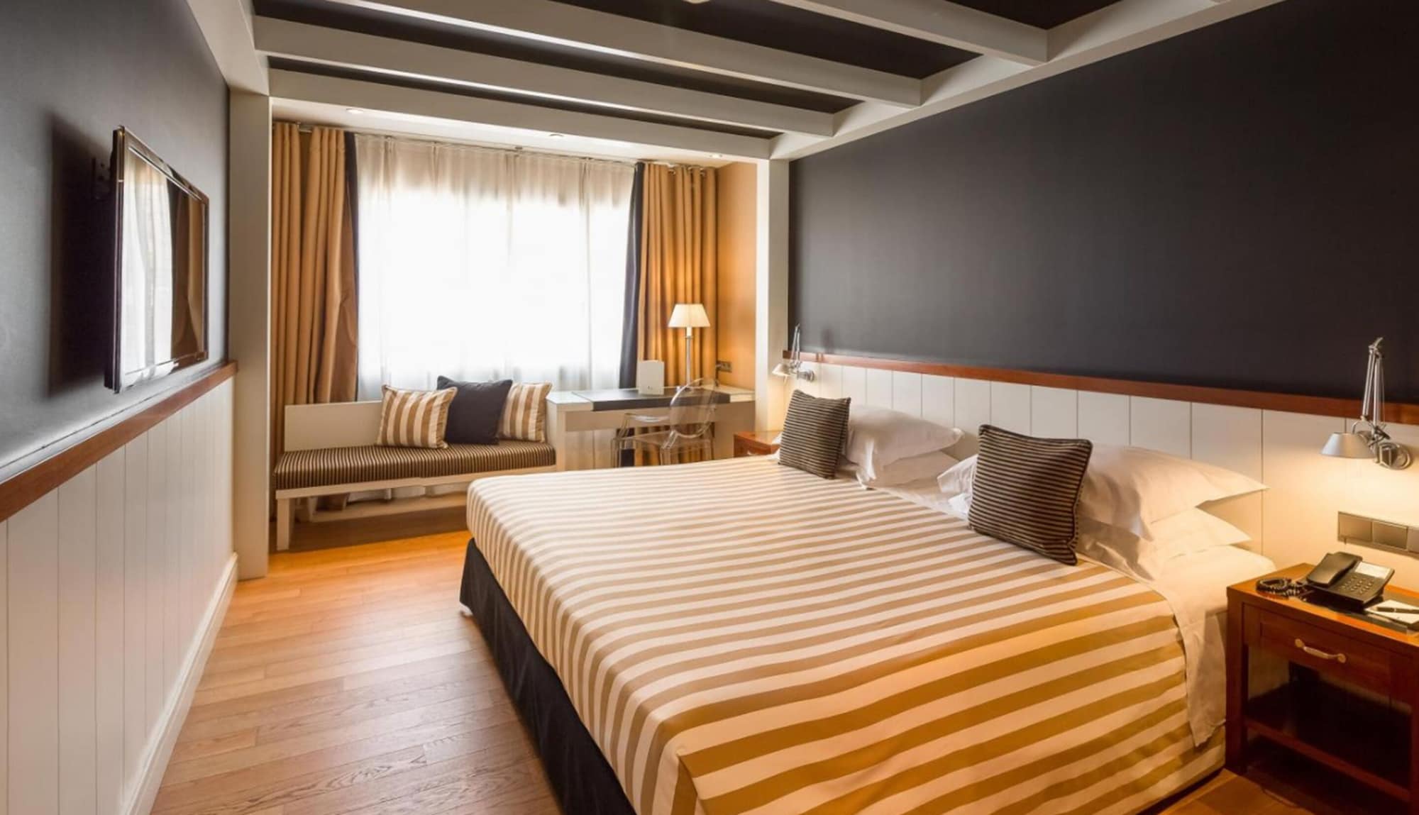 غرفة قياسية بسرير كوين، U232 Hotel 2/8