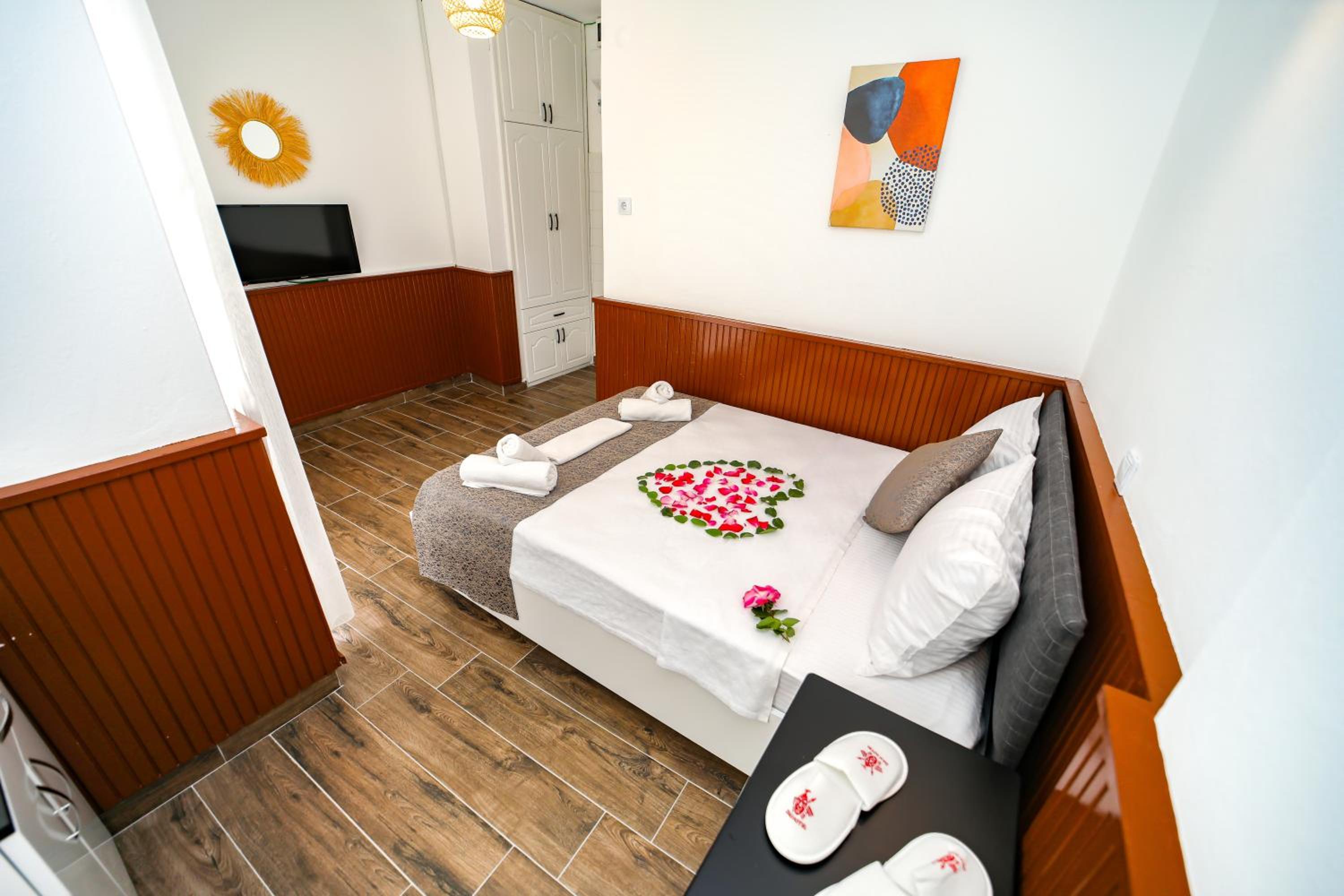 Zulu Hotel 8/30