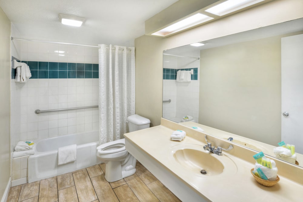 Ocean, Suite, 2 Queen Beds, Accessible, El Caribe Resort & Conference Center 2/2
