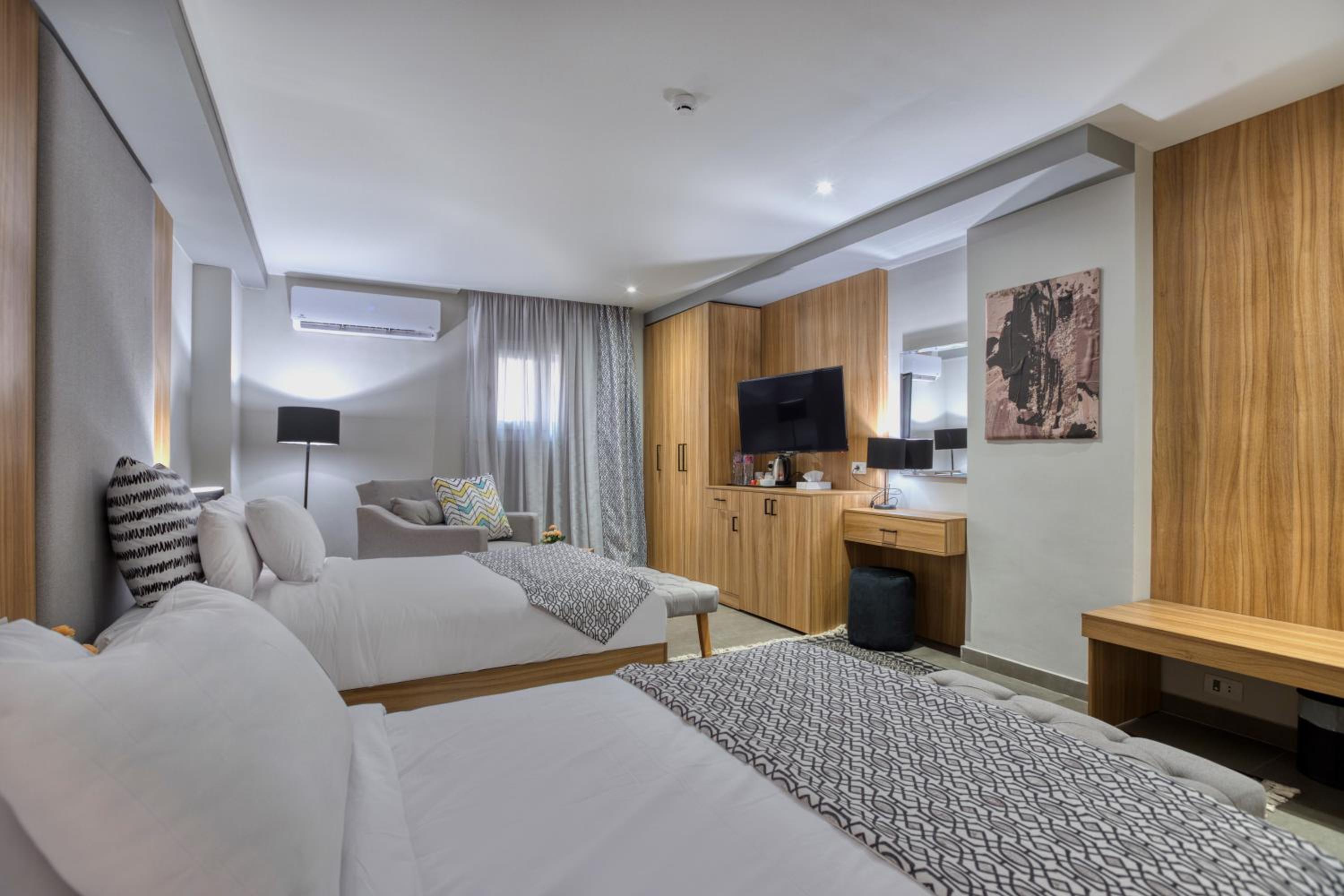ROOM, DOUBLE OR TWIN BED