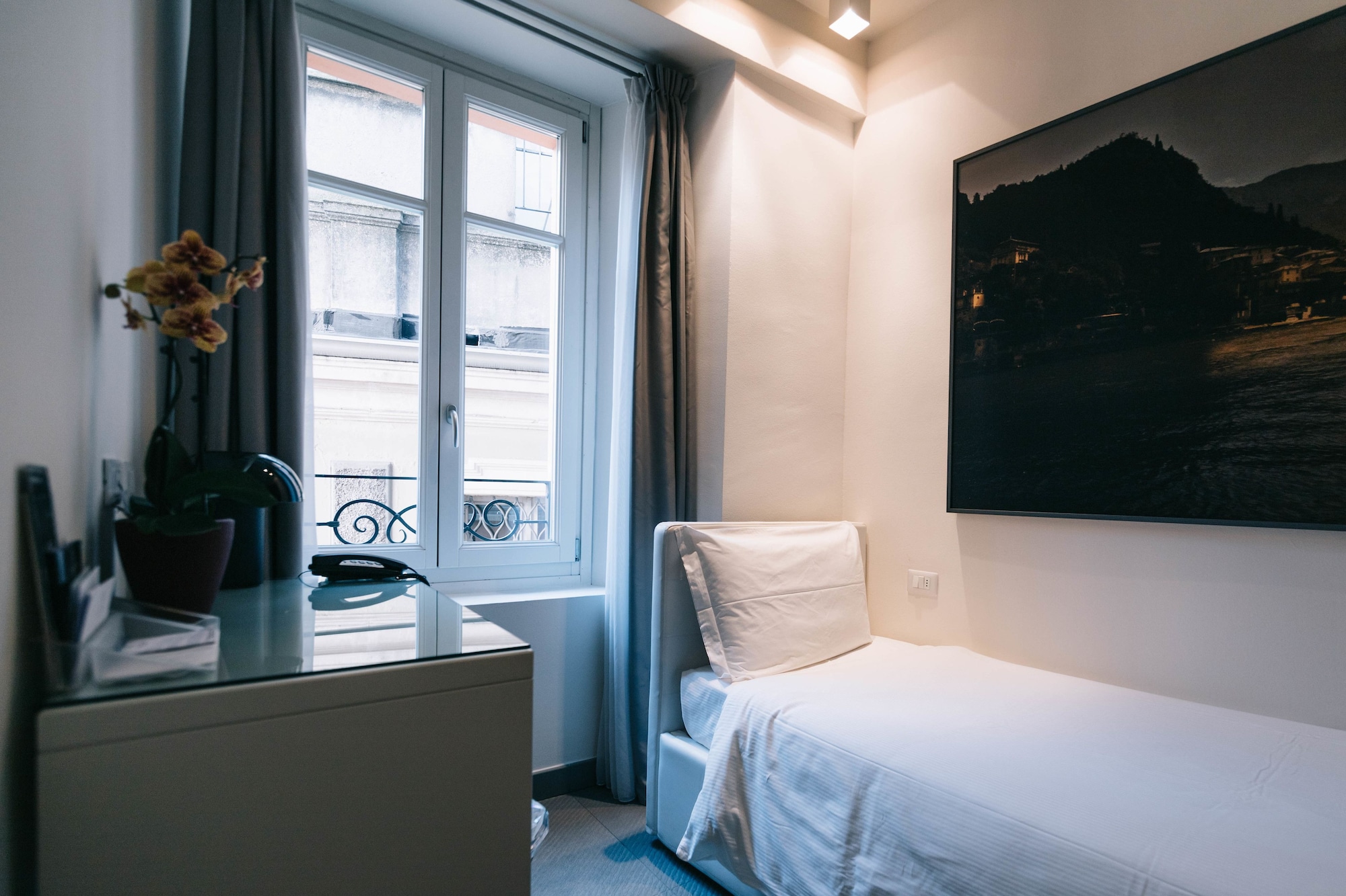 ROOM, SINGLE