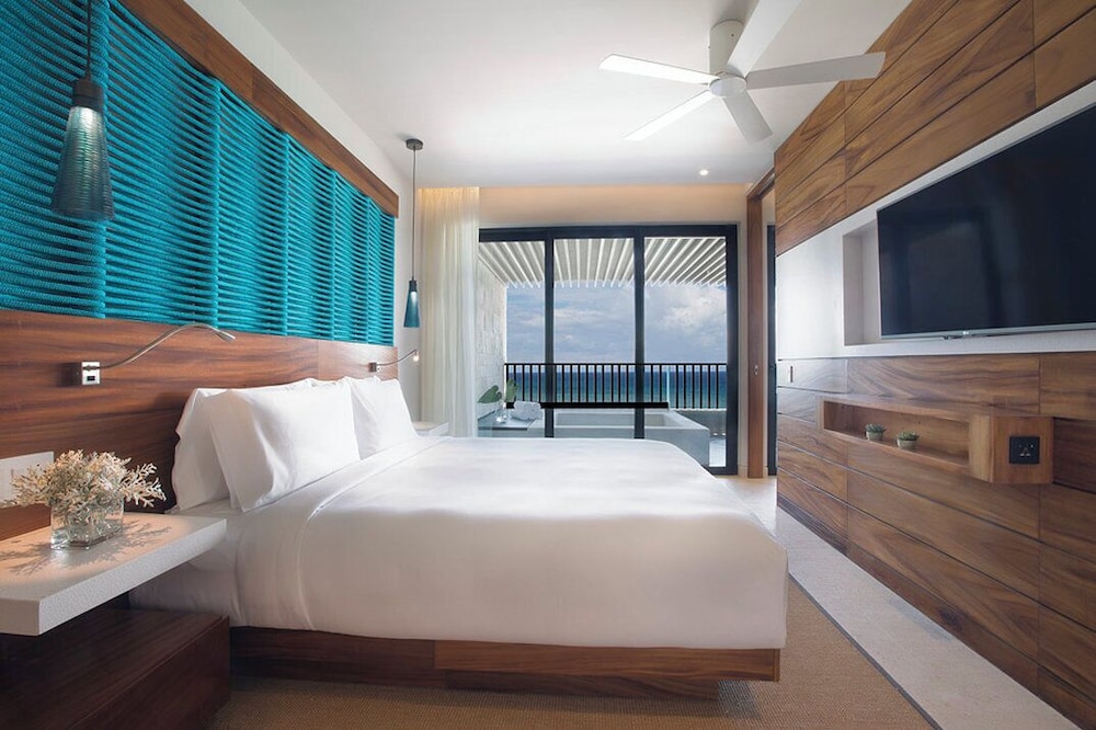 Suite, King Bed, Plunge Pool