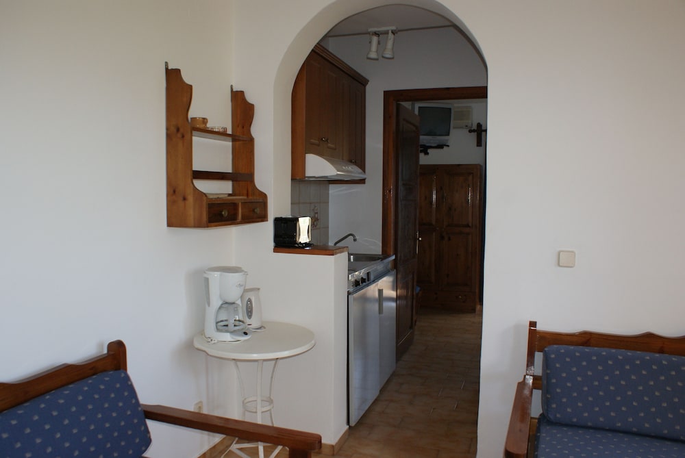 SUNNY SUITES 17/51
