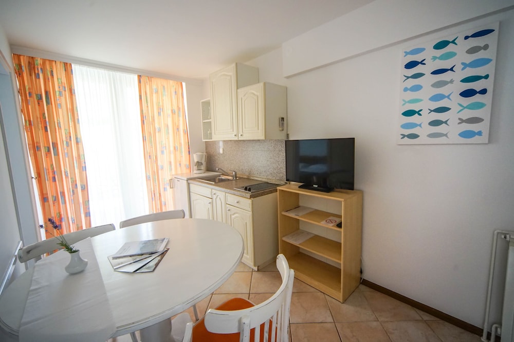 APARTMENTS AND ROOMS DEGRA 33/49