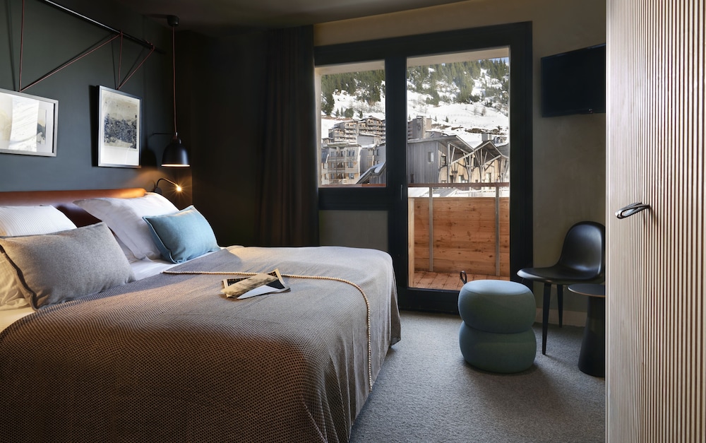 ROOM, DOUBLE BED