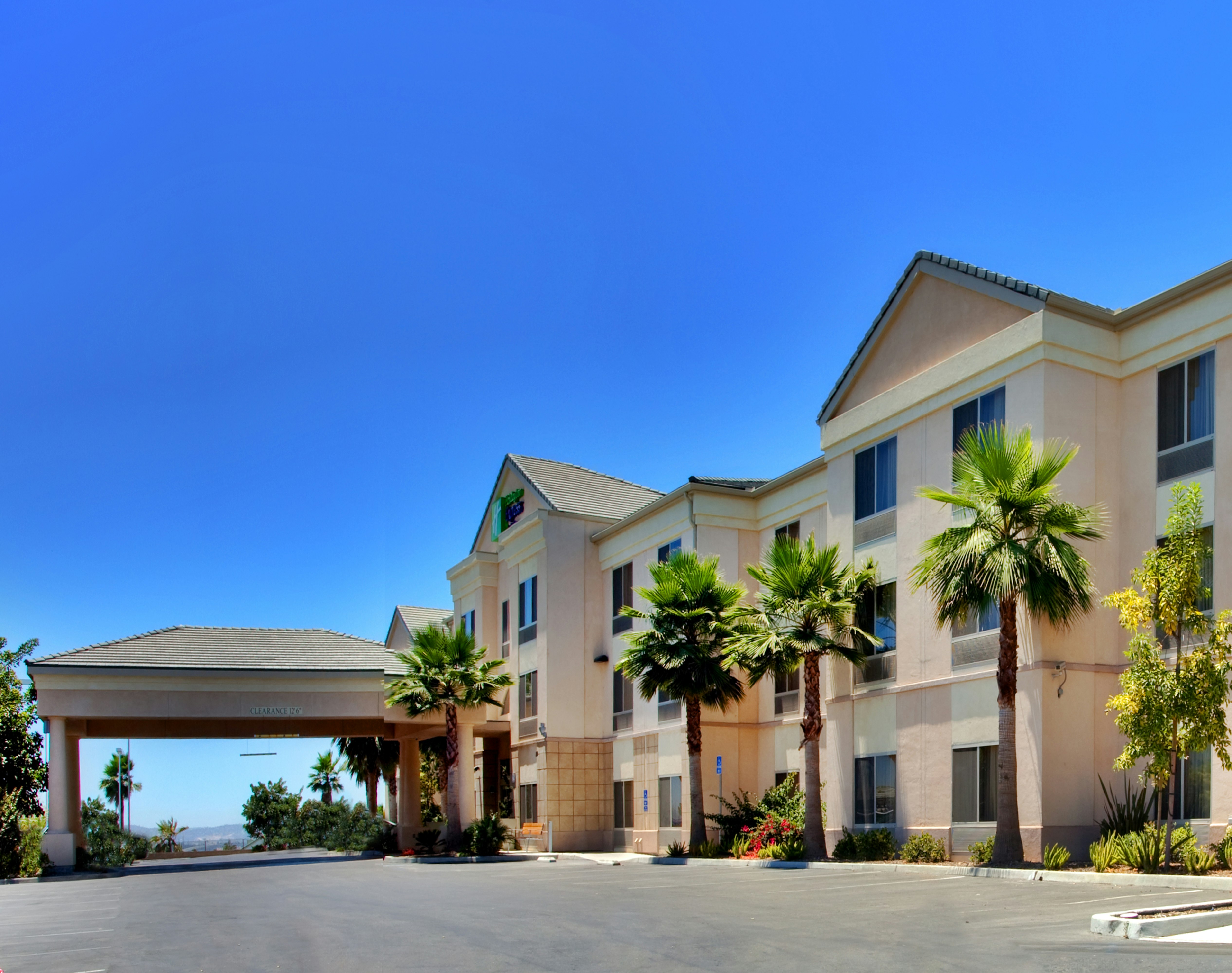 Holiday Inn Express Hotel Suites San Diego Otay 67/77