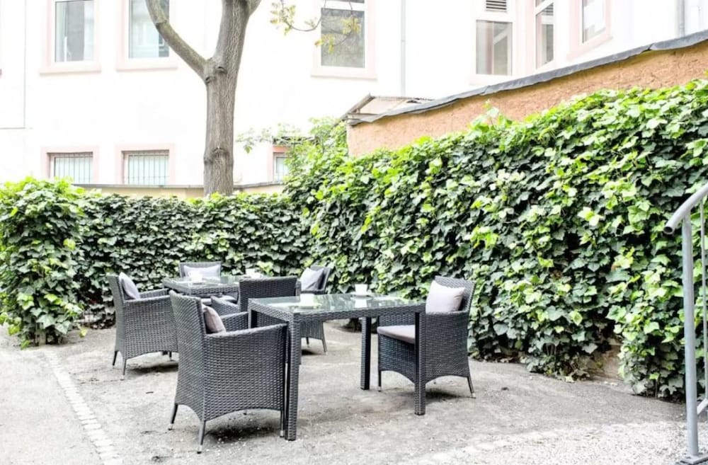 Townhouse Hotel 33/37
