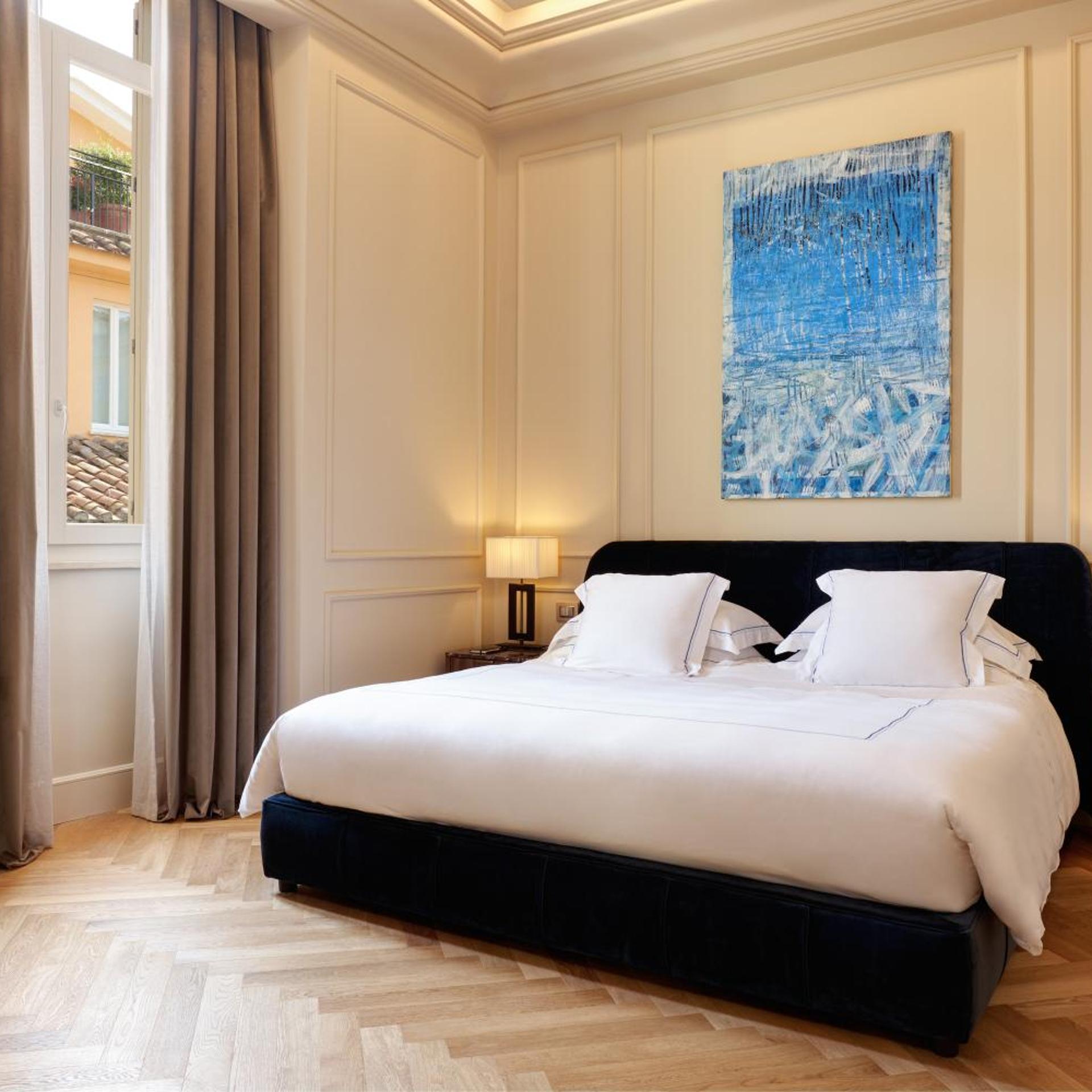 Suite, King Bed, The First Roma Arte 2/5