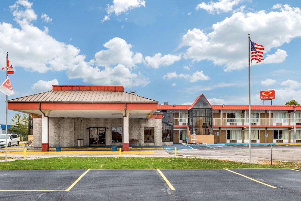 Super 8 by Wyndham Perrysburg - Toledo 2/28