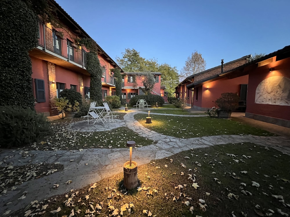 Le Serre Suites and Apartments 30/34