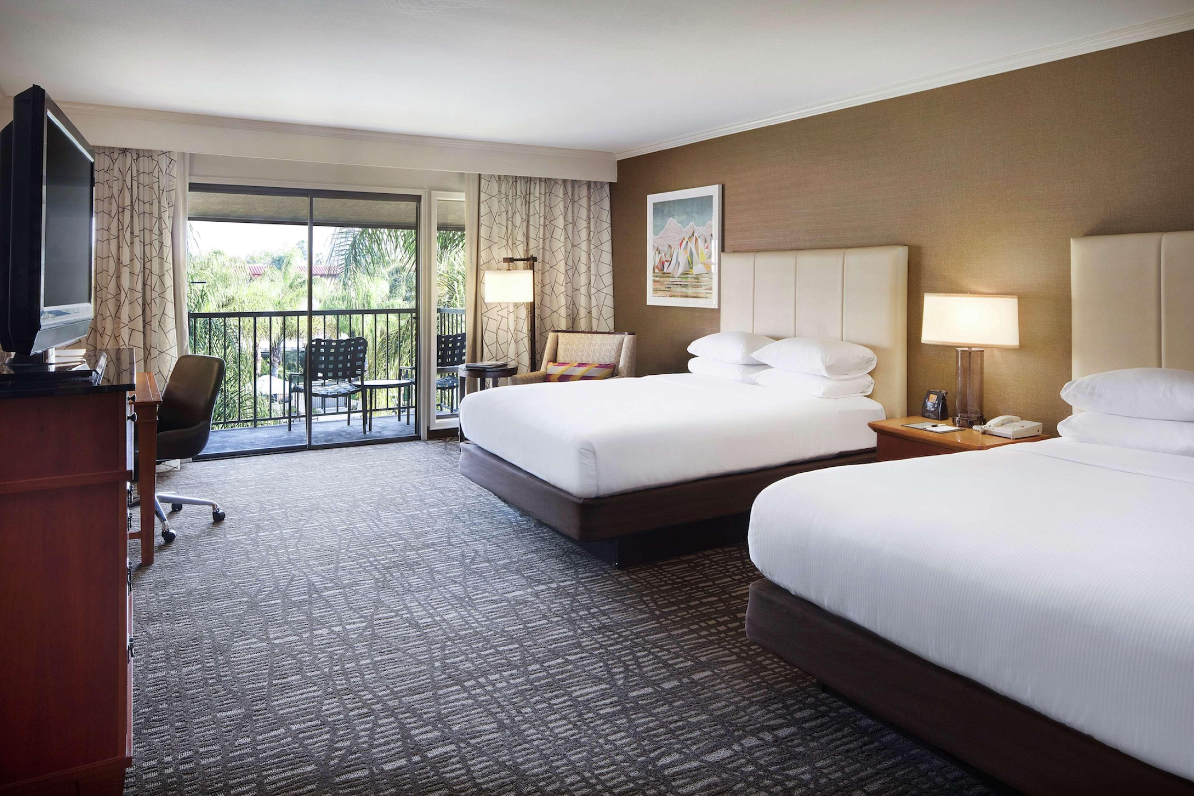 DELUXE, 2 QUEEN BEDS, BALCONY