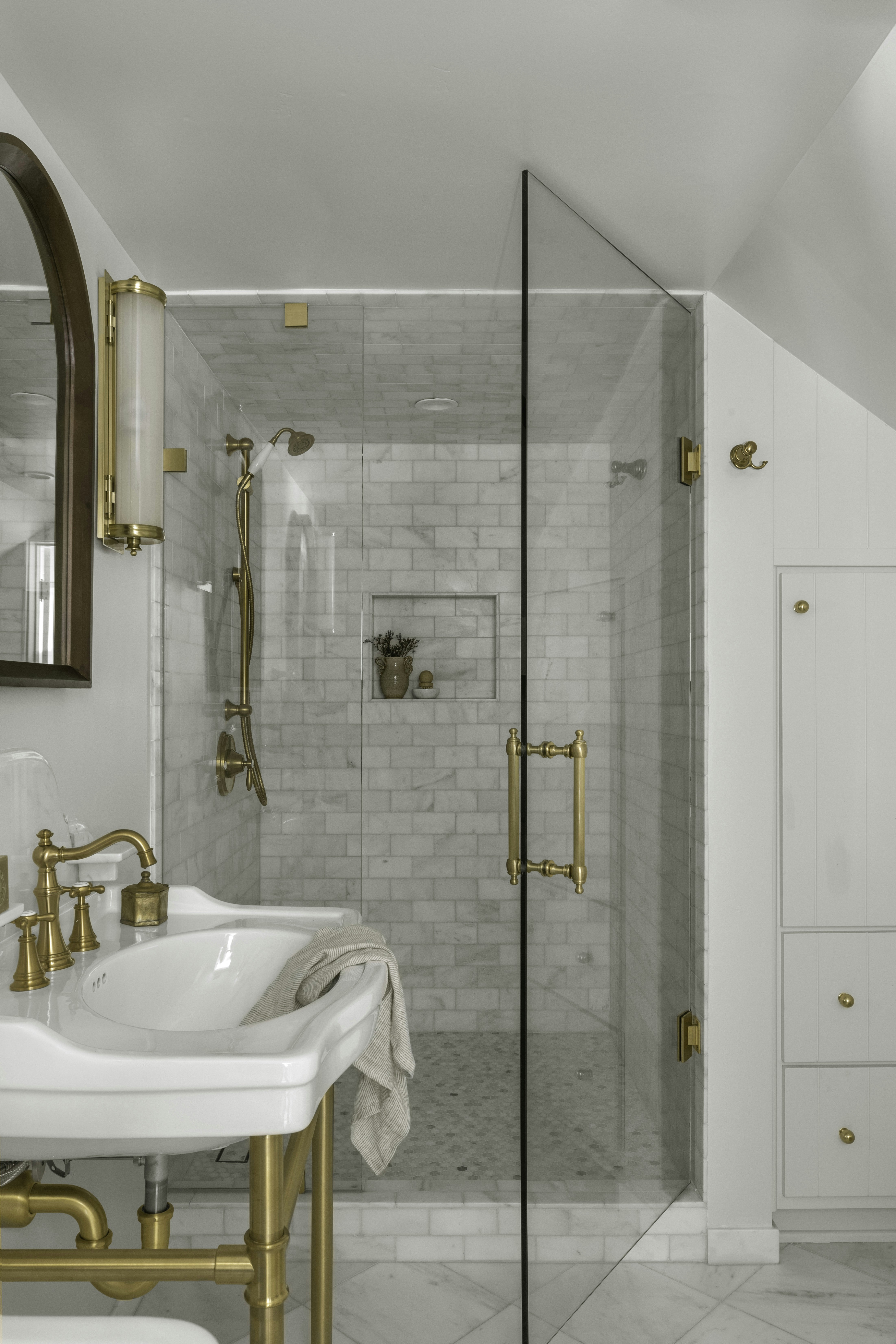 A White Jasmine Inn 34/37