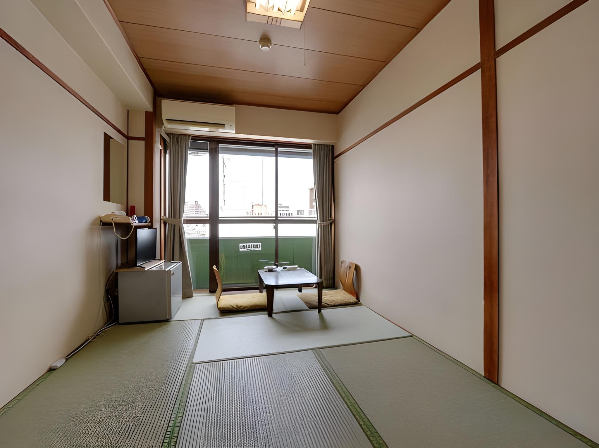 JAPANESE, SHARED BATHROOM