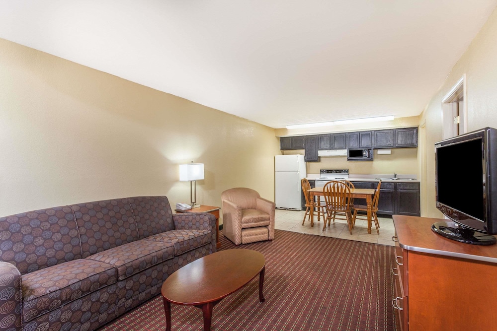 Baymont by Wyndham Pigeon Forge near Island Drive 15/28
