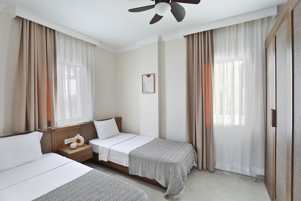2 BEDROOMS, CONDO, DELUXE, KITCHEN