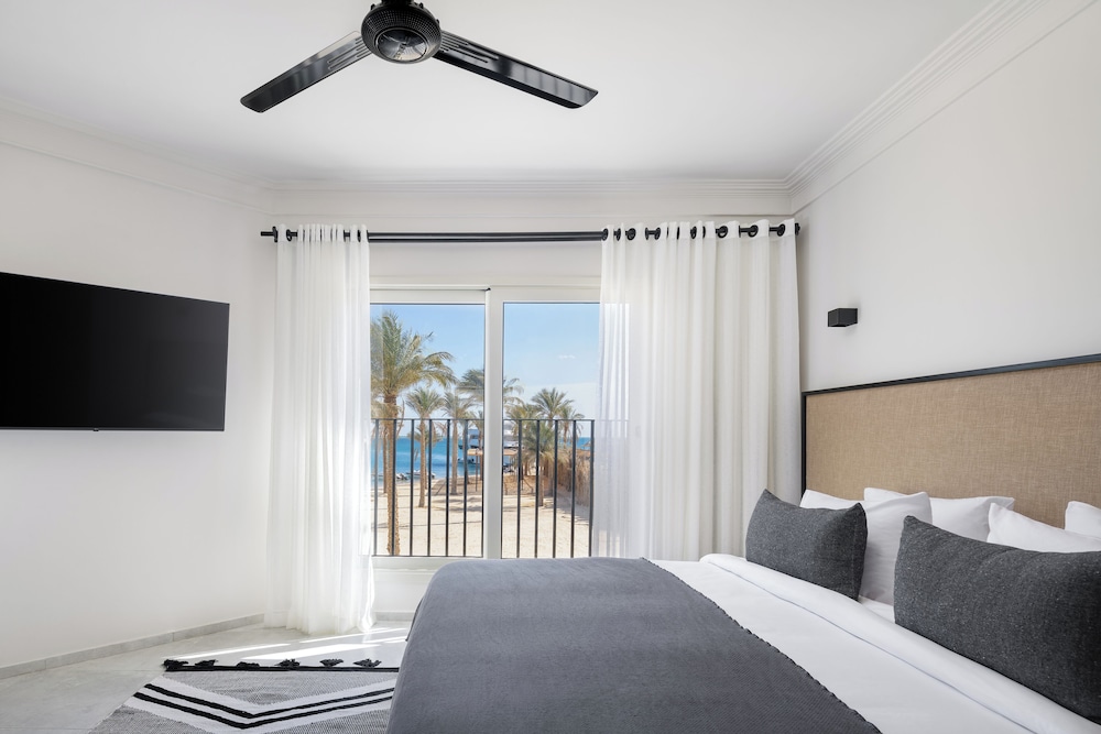 2 Bedrooms, Chalet, 1 King and 2 Queen Beds, Sea Front