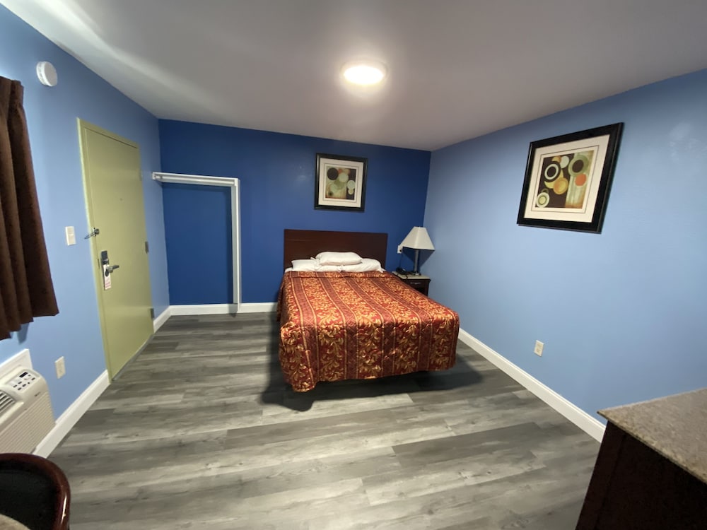 Red Carpet Inn and Suites 16/22
