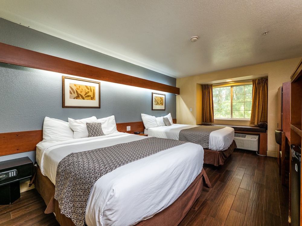 DELUXE, 2 QUEEN BEDS