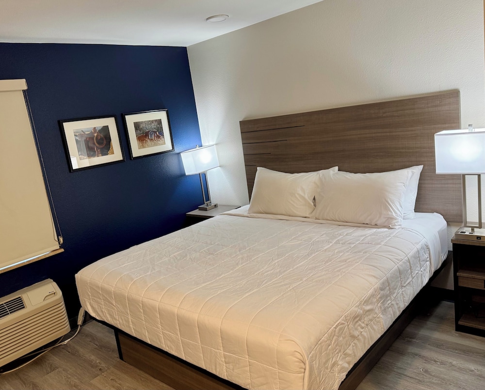 Efficiency, Queen Bed