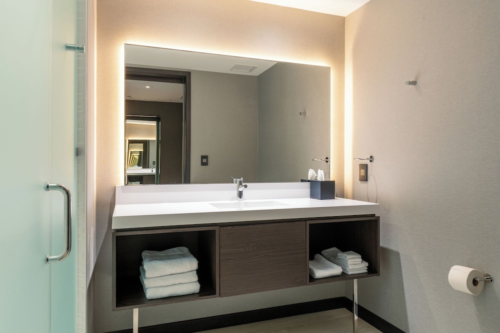 AC Hotel Burlington 48/50
