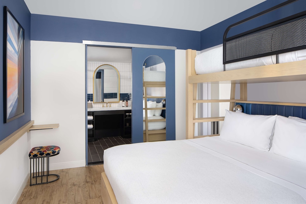 2 Bedrooms, Suite, King Bed, King Murphy Bed, 1.5 Bathrooms