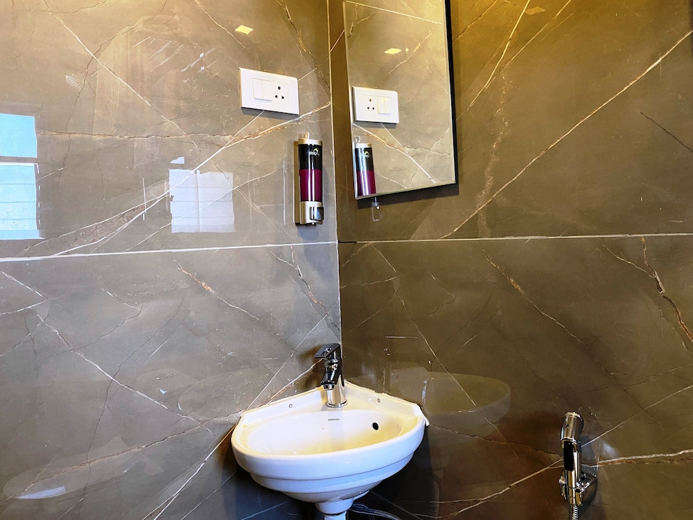 The Grand Sarovar Inn and Suites 16/19