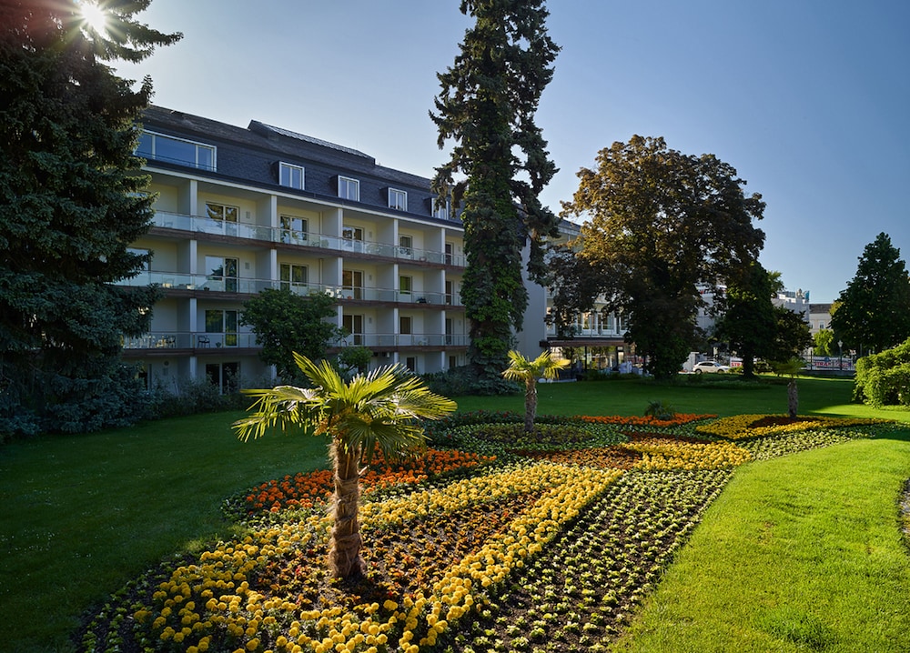 AT THE PARK HOTEL 72/76