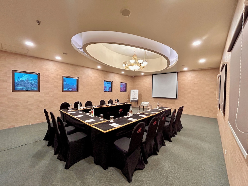 Sunlake Waterfront Resort and Convention 44/56