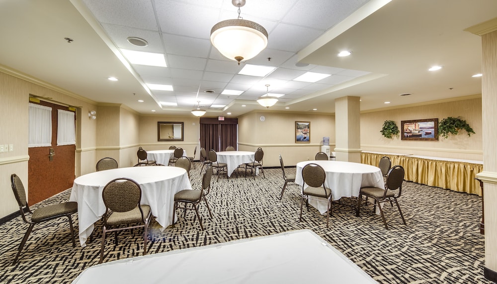 Monte Carlo Inn Brampton Suites 40/54