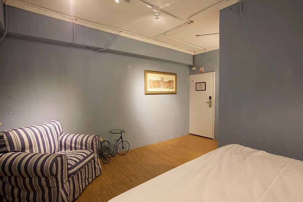 Mr Lobsters Secret Den Design Hostel 25/63