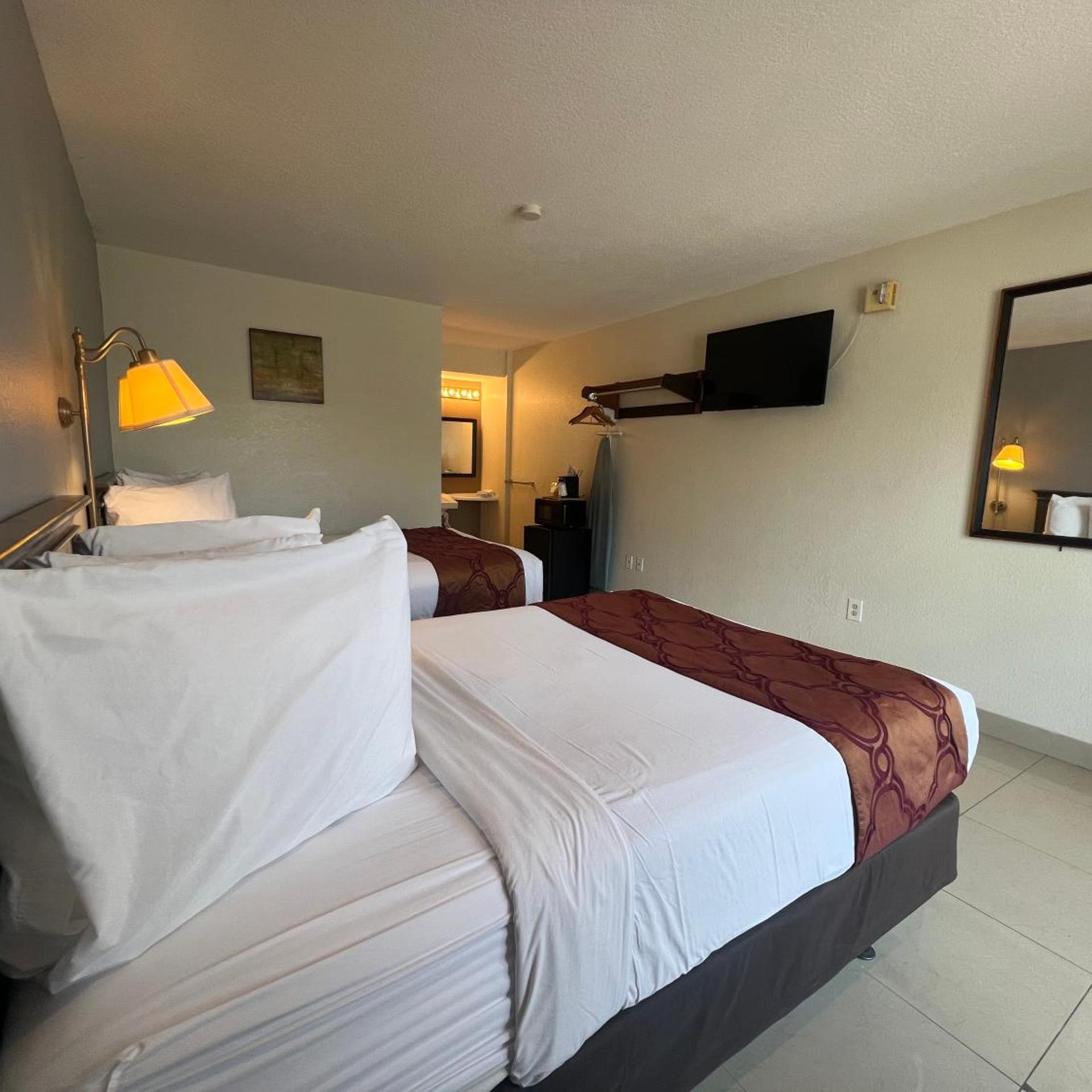 غرفة بسرير مزدوج لذوي الإعاقة