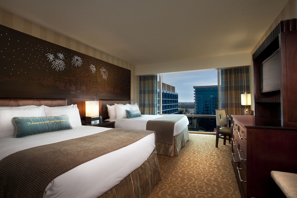 Disneyland Hotel 33/70