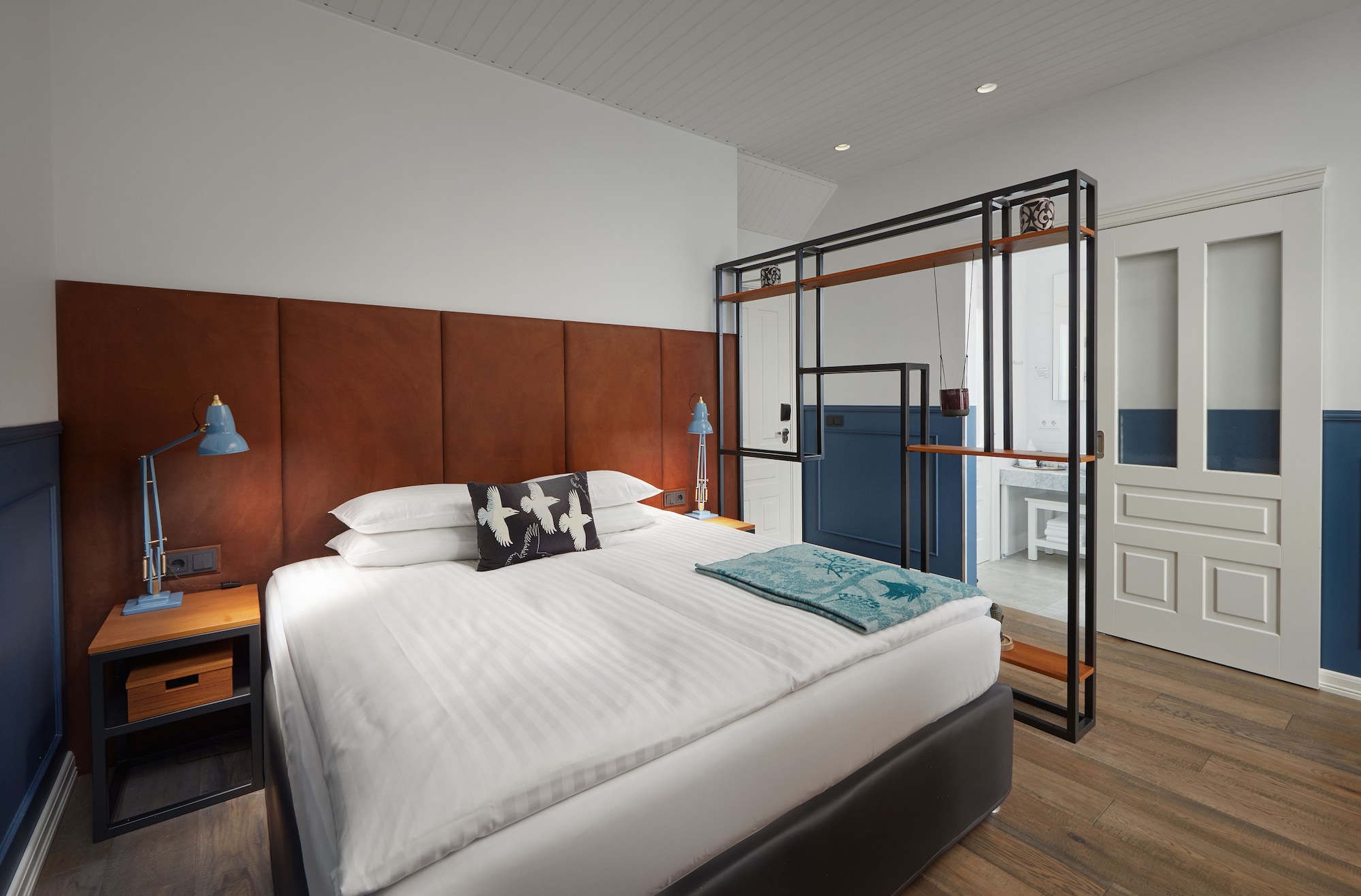 SUITE, QUEEN BED