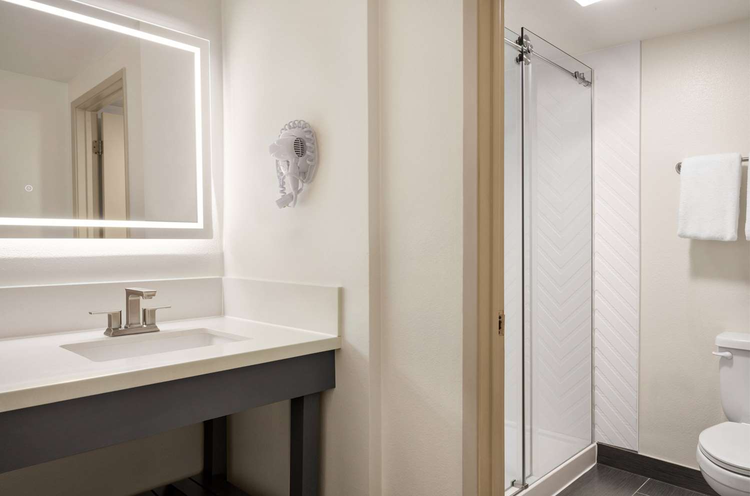 Ramada by Wyndham Anaheim Convention Center 36/40