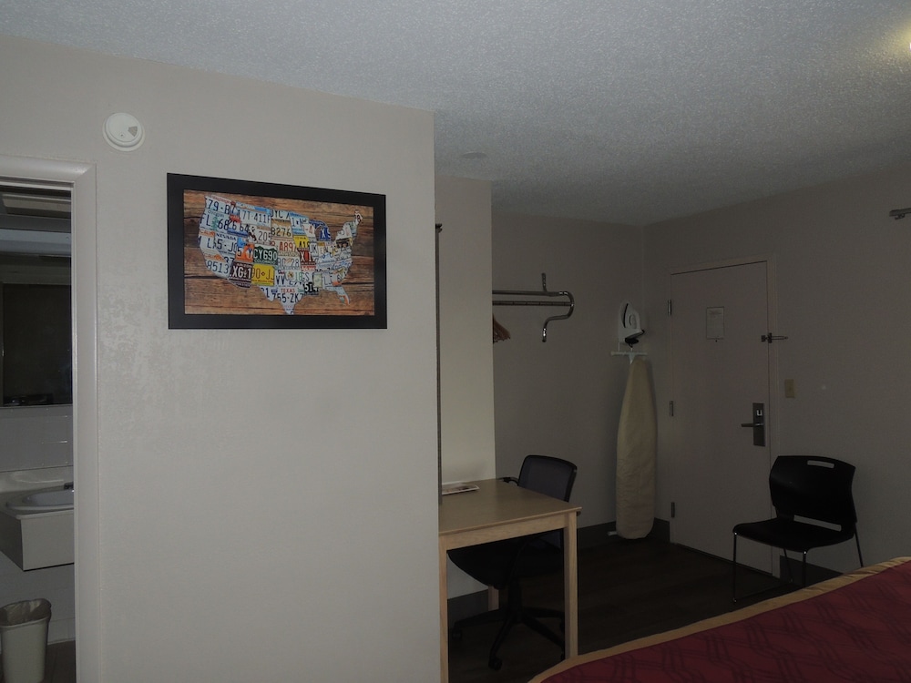 Econo Lodge Dewitt I-90 33/33