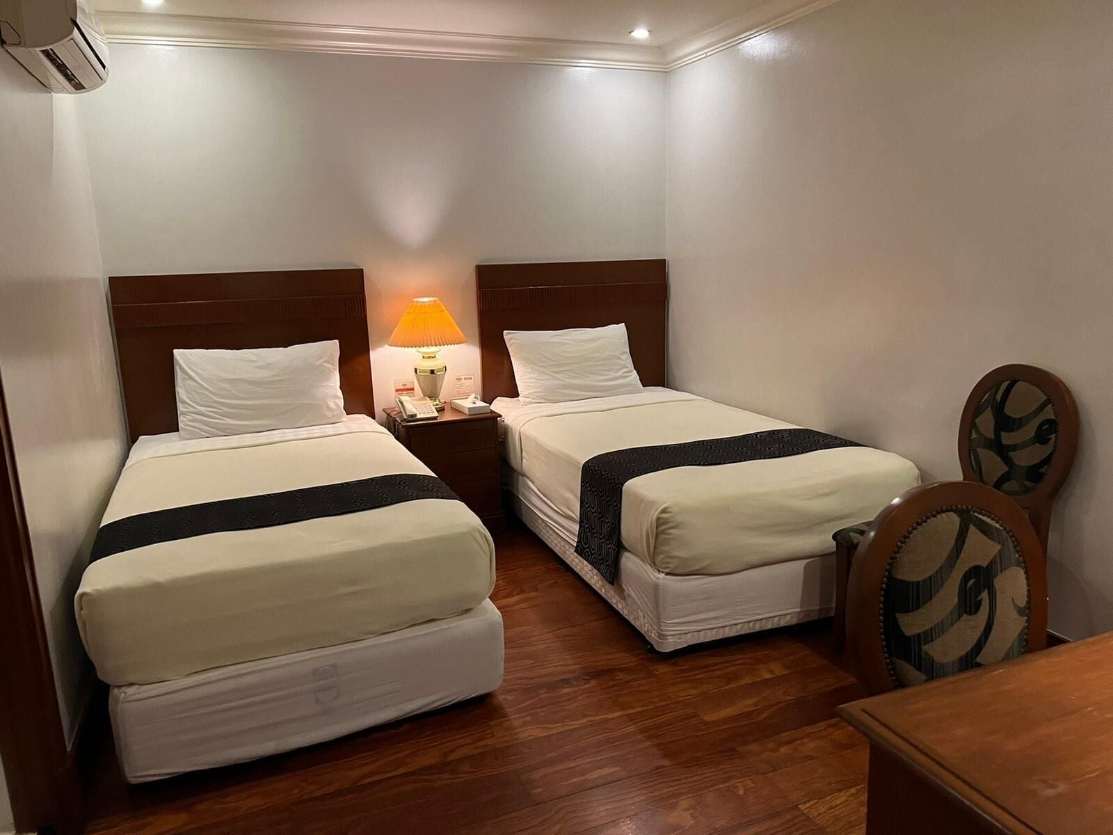 DELUXE, TWIN BEDS