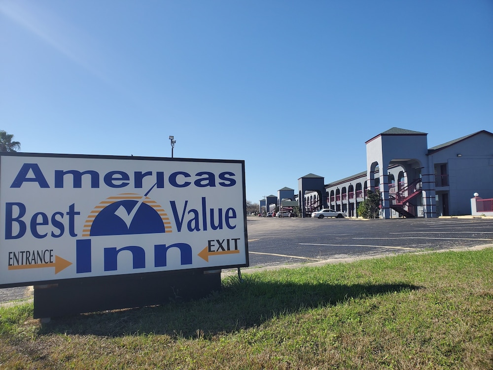 Americas Best Value Inn - Frost Bank Center photo1