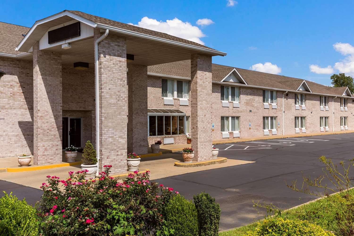Econo Lodge Inn & Suites Fairview Heights - St. Louis 2/22