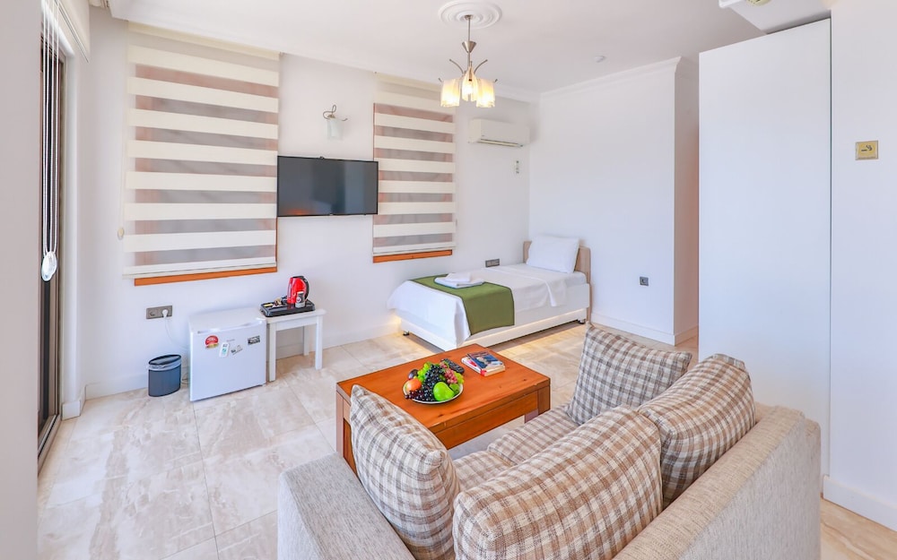Kuluhana Hotel 30/50
